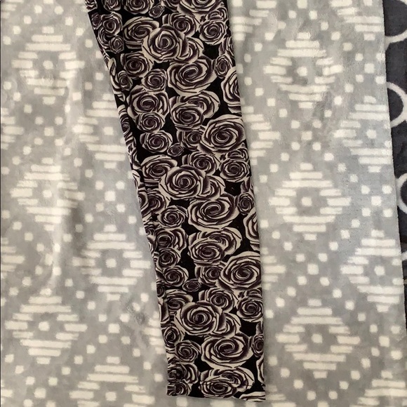BLACK AND WHITE ROSE LEGGINGS - Picture 3 of 3